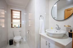 Kyle Kin Villa Bathroom