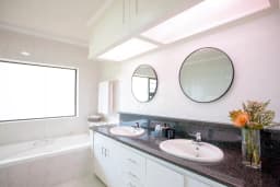 Kyle Kin Villa Bathroom