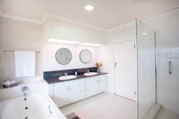 Kyle Kin Villa Bathroom
