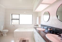 Kyle Kin Villa Bathroom