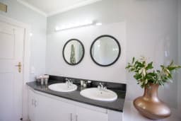 Kyle Kin Villa Bathroom
